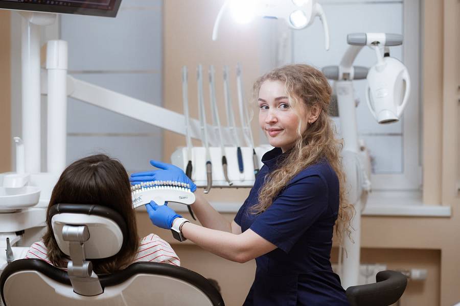 Лазерное отбеливание зубов - стоматология DENTBLANC в Москве